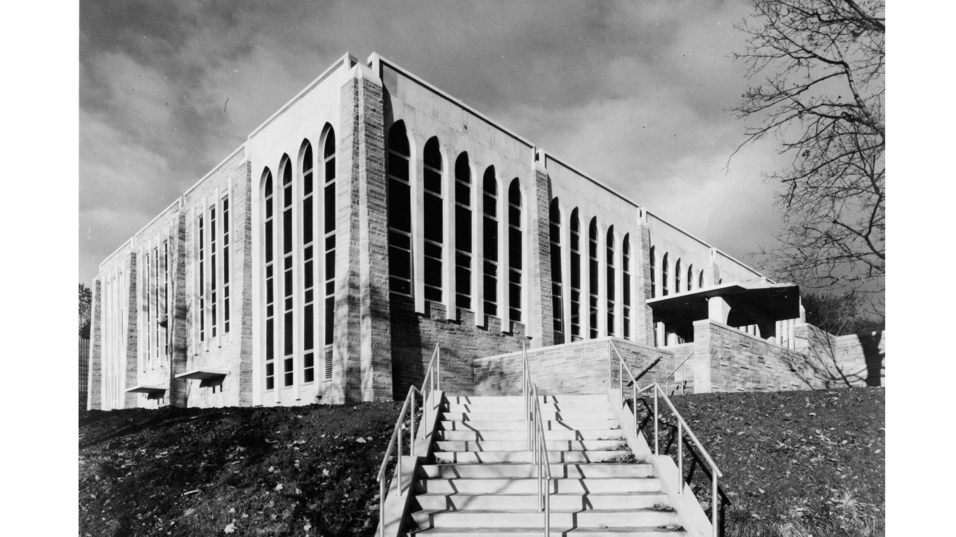 Black and white photo of Saint Joseph's Drexel Library in 1975