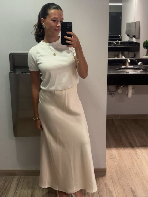 Bella King taking a mirror selfie of her outfit