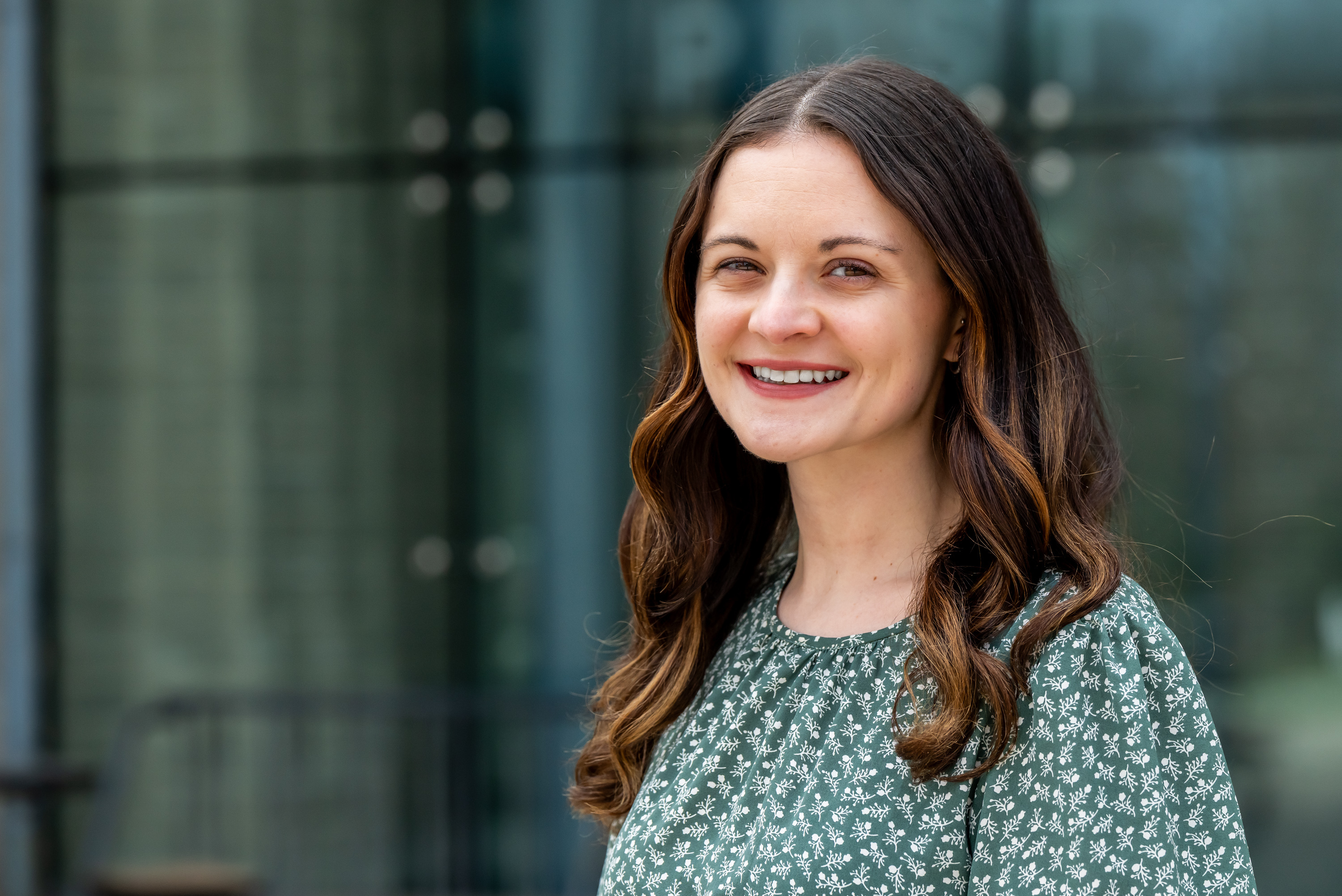 Elizabeth Main's headshot
