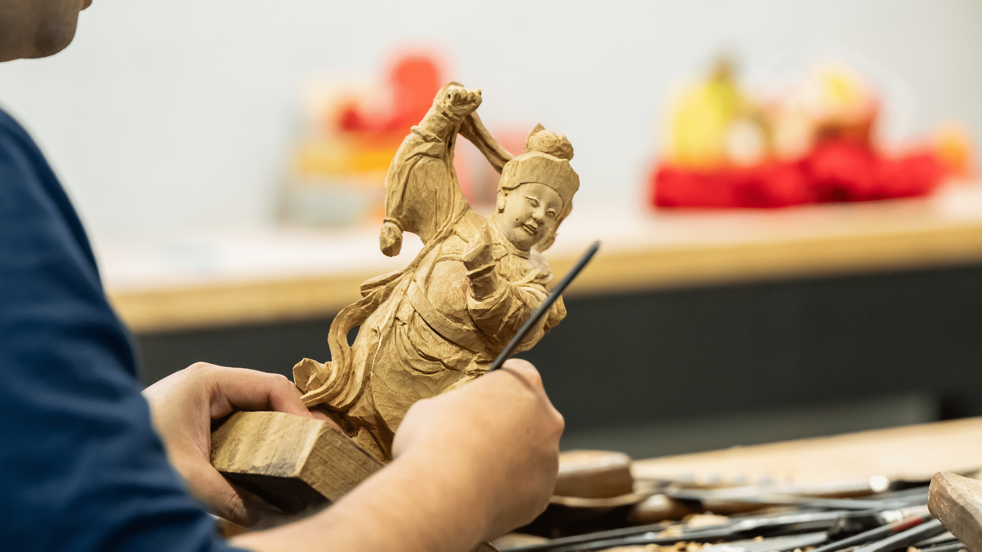 Chen Zongwei in the beginning stages of carving Nezha the Third Prince.