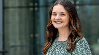 Elizabeth Main's headshot