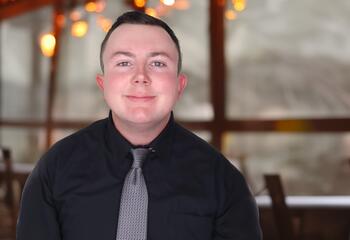 Headshot of Nate Murowski in a restaurant 