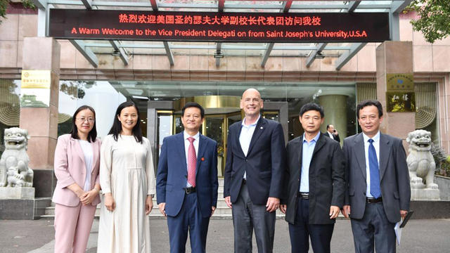 julie yu and cary anderson during a delegation visit at hunan normal university