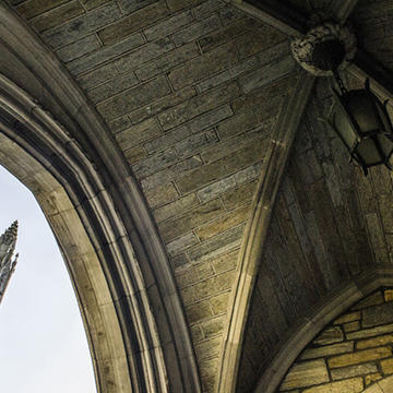Barrbelin town through the arches