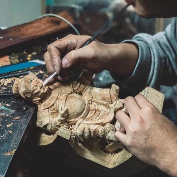 Chen Zongwei carving a statue in his studio