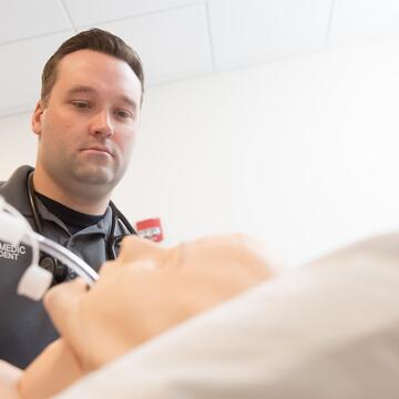 Paramedic student working on a manikin