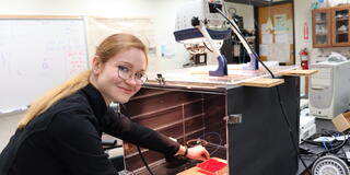 Julia Oseka '25 conducting research