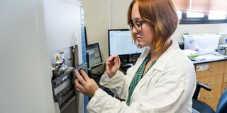 McNulty Scholar_Jess Aquilino_working in the lab