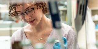 McNulty Scholar_Anna Porch_In Lab Using Pipette_2500x1676