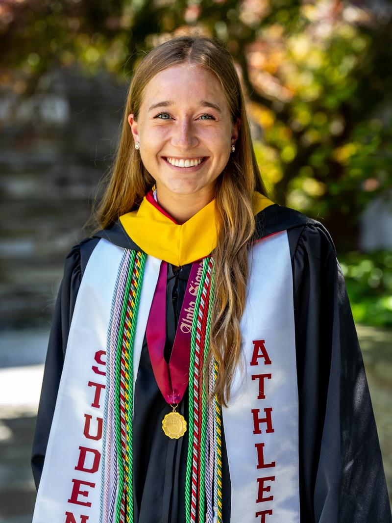 Madison_Buddenbohn_24_graduation photo_1600x2400