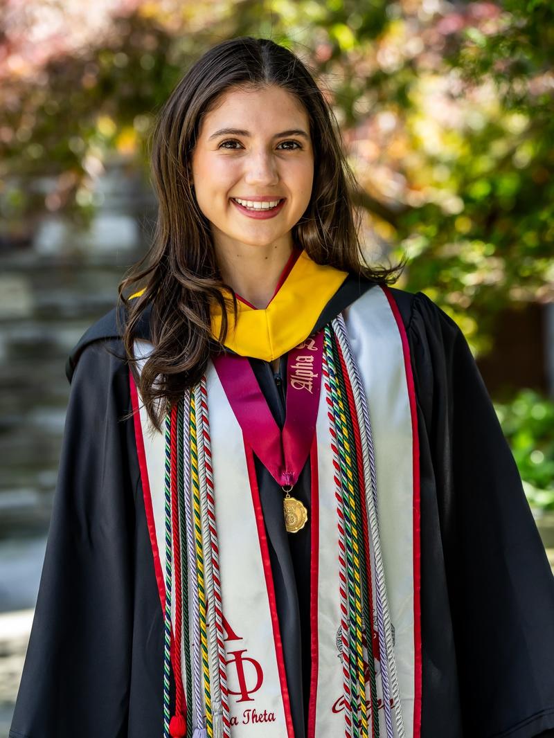 Julia_Iacovella_24_graduation photo_1600 x 2400