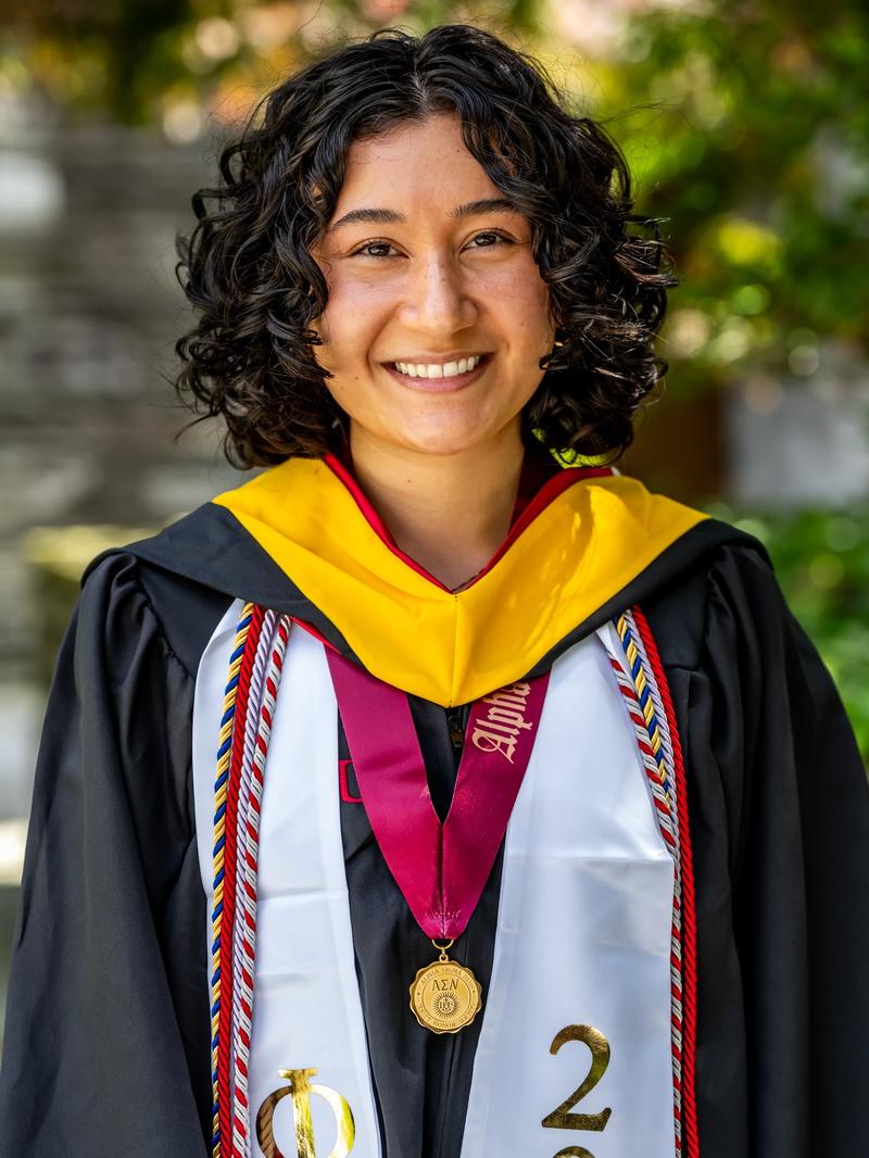 Caroline_Kominick_24_graduation photo_1600 x 2400