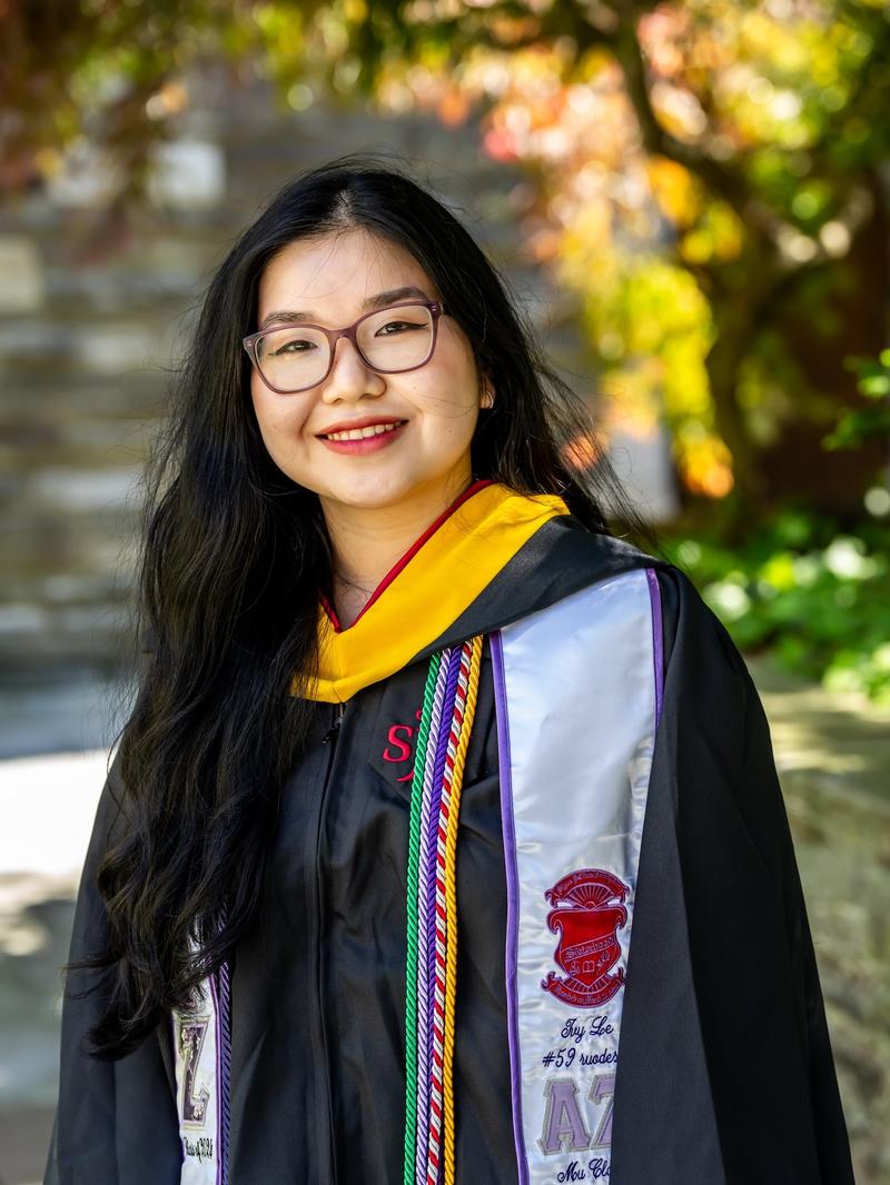 Ivy_Le_24_graduation photo_1600 x 2400