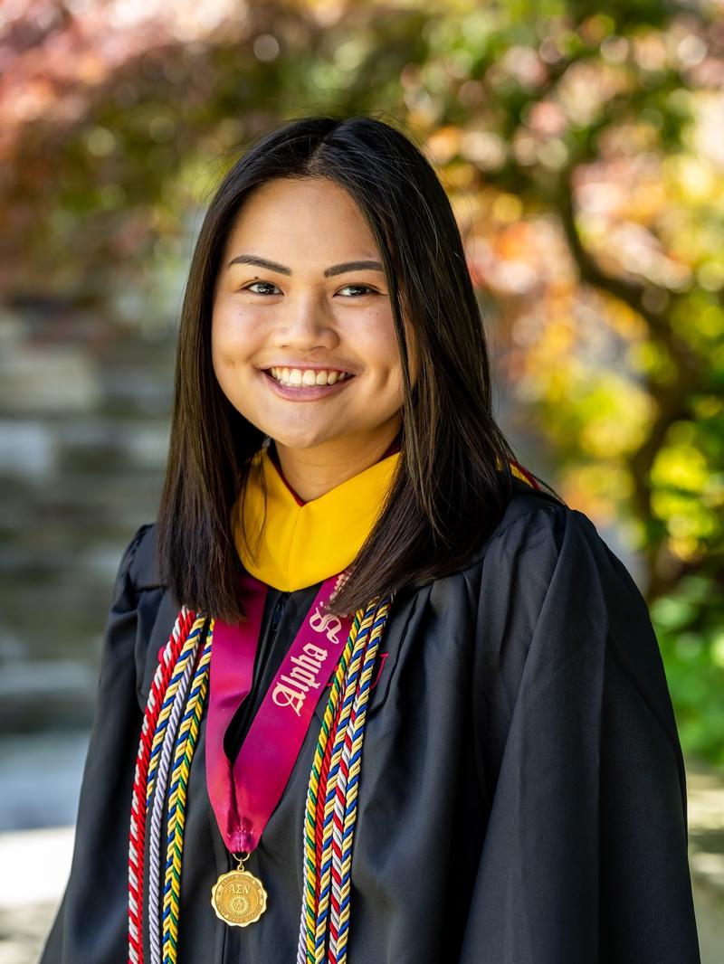 Thientrinh_Nguyen_24_graduation photo_1600 x 2400