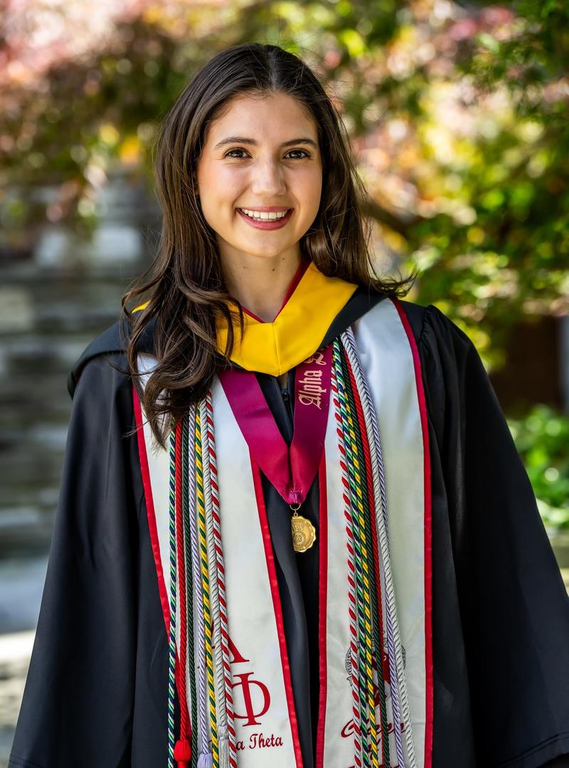 Julia_Iacovella_24_graduation photo_1600 x 2400