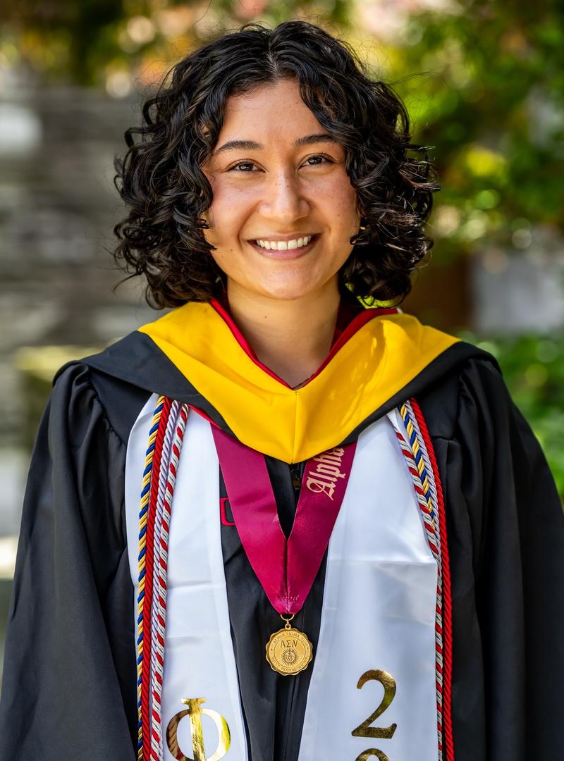 Caroline_Kominick_24_graduation photo_1600 x 2400