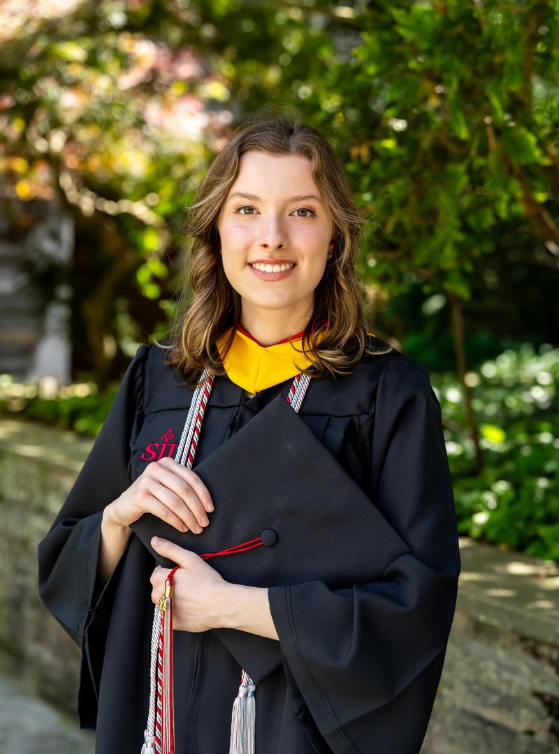 Alexa_Mihaita_24_graduation photo_1600 x 2400