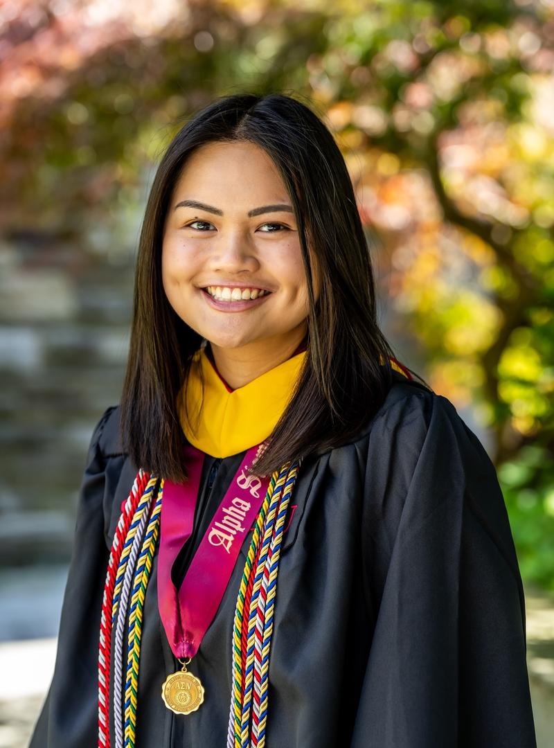 Thientrinh_Nguyen_24_graduation photo_1600 x 2400